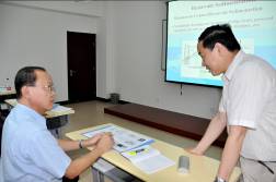 我院泥沙所所长曹文洪与学员交流.JPG
