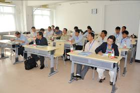 学员认真听讲.JPG