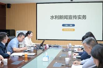 一群男人和女人坐在桌子边
AI 生成的内容可能不正确。