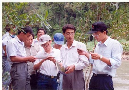 1996年我院承担马来西亚Liwagu水电站设计项目，张文正、徐泽平在工地