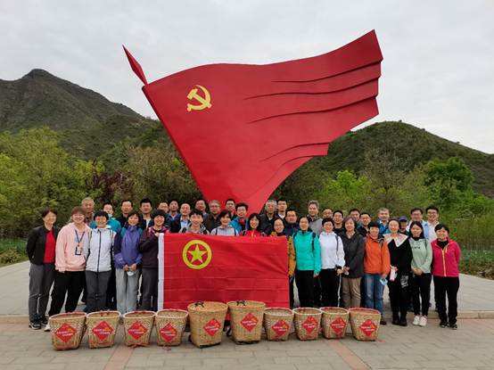红色背篓基地合影