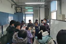 会议室里的人们
描述已自动生成