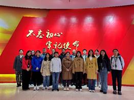 一群人站在壁报板前描述已自动生成