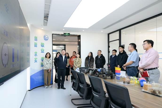 一群人站在行李旁

AI 生成的内容可能不正确。