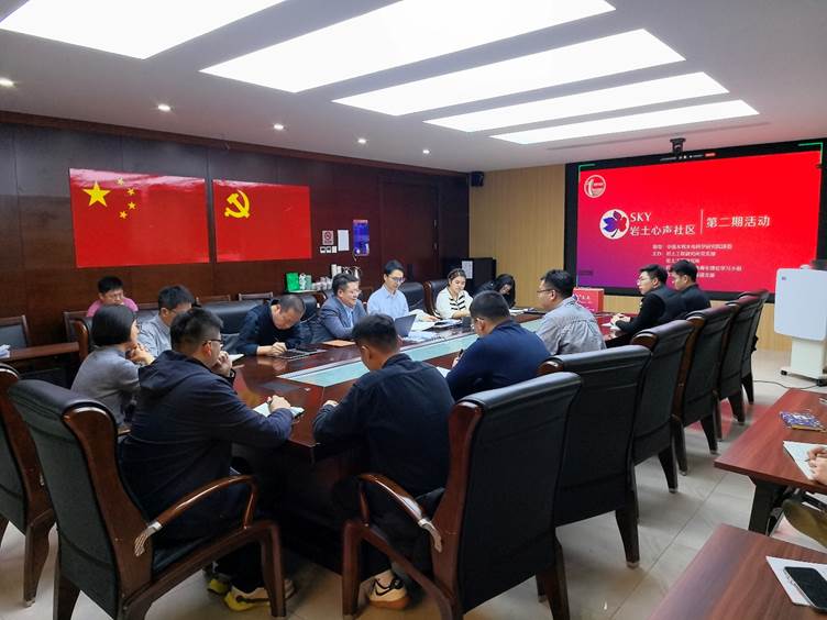 餐厅里的人们
AI 生成的内容可能不正确。