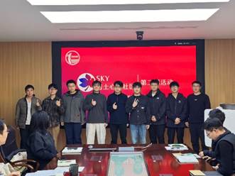 一群人站在桌子前
AI 生成的内容可能不正确。