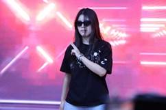 女人站在舞台上

AI 生成的内容可能不正确。